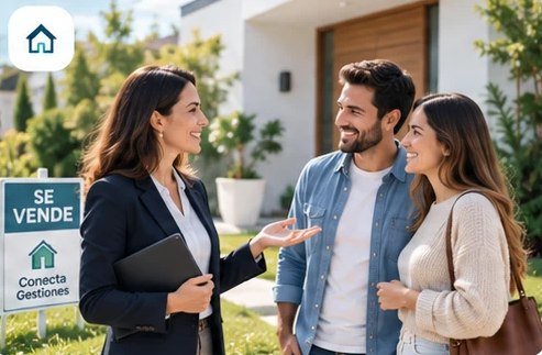 Una asesora de Conecta Gestiones conversa con una pareja delante de una vivienda en venta